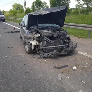 Wypadek na DK9. Ranne zostały cztery osoby podróżujące samochodem osobowym