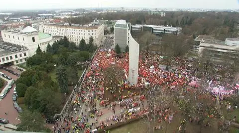 Stołeczny ratusz o szacunkach frekwencji i dokumentacji zniszczeń 