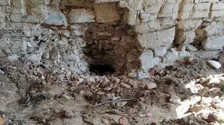 Po zdjęciu warstwy gruntu natrafili na wejście do tunelu 