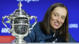 Iga Świątek and her US Open trophy