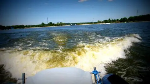 Wskoczył do jeziora i zaczął się topić, uratowali go policjanci. 23-latek trafił do więzienia 