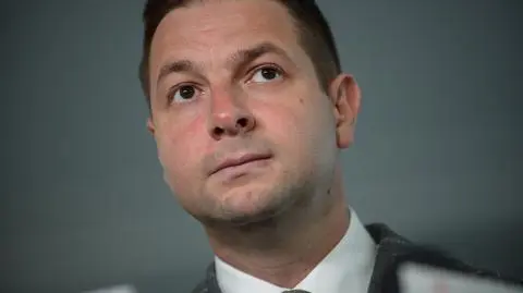 Patryk Jaki: "wiz pracowniczych jest teraz więcej". A naprawdę? Mamy dane