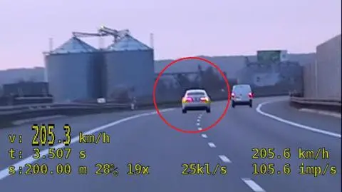 205 km/h na liczniku. Zabawne tłumaczenie kierowcy. Nagranie