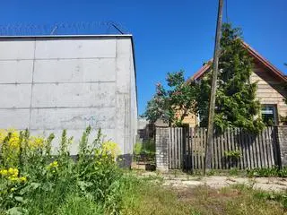 Po drugiej stronie działki należącej do aresztu stoją domy jednorodzinne 