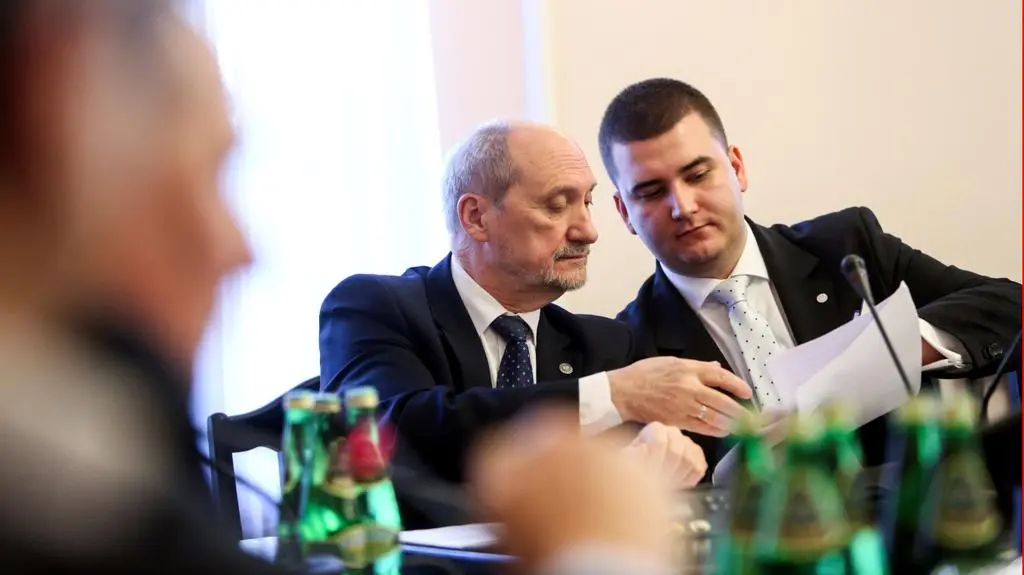 Macierewicz: nigdy nie wskazywałem powodu rozpadu samolotu w powietrzu