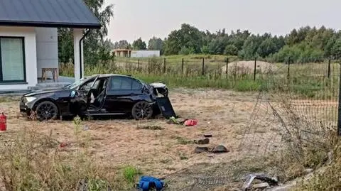 Jechał za szybko i dachował. 20-latek zatrzymał się dopiero w czyimś ogrodzie