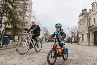Dzieci poniżej 10. roku życia nie mogą poruszać się rowerem po jezdni, tylko po chodniku.
