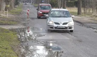 Drogi są dziurawe, chodników nie ma