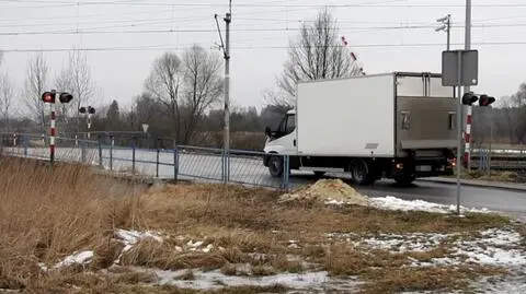 Jechał pociąg, szlabany się zamykały, obok stała policja. Kierowca i tak się nie zatrzymał