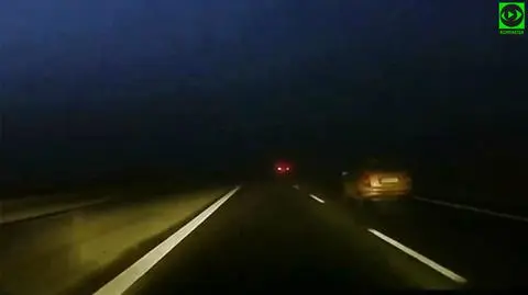 Oszronione szyby, wyłączone światła. Przed świtem, we mgle, na dwupasmówce