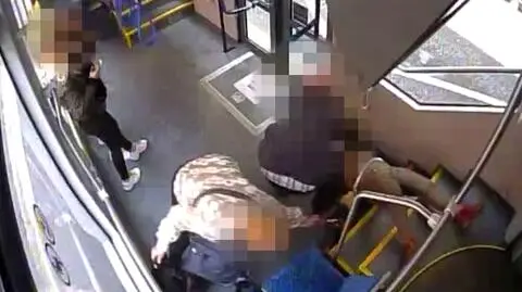 MPK Wrocław pokazuje co dzieję się wewnątrz tramwaju w momencie gwałtownego hamowania