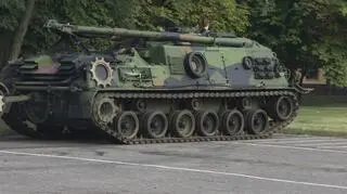 Wóz zabezpieczenia technicznego wyciągał uszkodzone czołgi z pola walki 