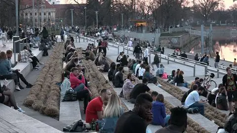 Bez maseczek i dystansu. Tłumy młodych ludzi na bulwarach we Wrocławiu i Szczecinie 