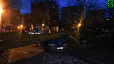 To była wietrzna noc na południu Polski. Przygniecione auto, zerwany dach