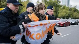 Protest Ostatniego Pokolenia w Warszawie. Blokowanie skrzyżowania ul. Świętokrzyskiej i Marszałkowskiej