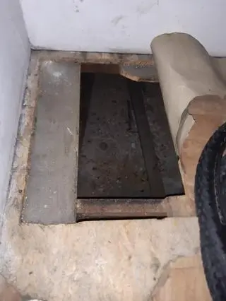 Skrytka, w której ukrywał się podejrzany o kradzieże rowerów