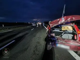 Kierowca białej skody zostawił auto na jezdni i uciekł