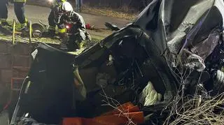 Wypadł z drogi, uderzył w przepust, później wjechał do strumyka 