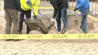 Przesiewanie piasku na plaży przed Zatoką Sztuki