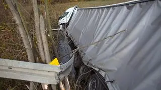 Tir wyładowany stalą wjechał do jeziora