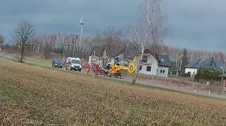 Samochód bez kierowcy potrącił idącą poboczem 58-latkę