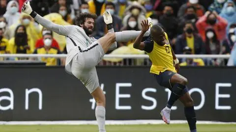 VAR dwukrotnie uratował Alissona. "Pierwsza taka sytuacja w historii futbolu"