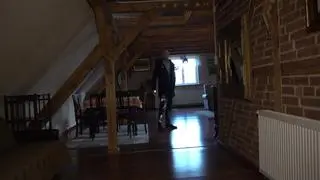 Po willi w Karczowiskach Górnych ekipę TVN24 oprowadzał prezes Fundacji Dumni z Elbląga