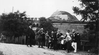 Członkowie amerykańskiego "Sokoła" pod Kopcem Kościuszki, zdjęcie z 1925 roku