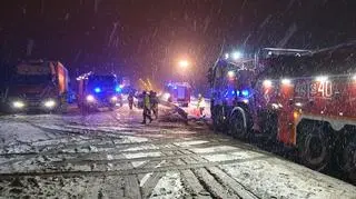 Samochód ciężarowy uderzył w bariery