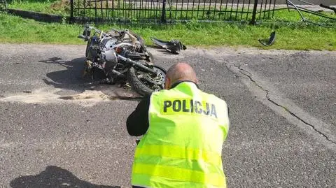 Po wyprzedzaniu uderzył w dom. 19-letni motocyklista nie żyje