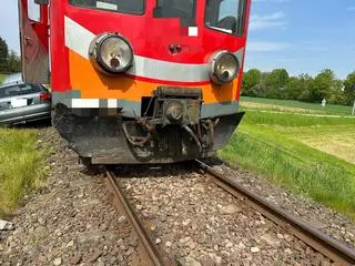 Samochód osobowy wjechał wprost przed pociąg w Bulowicach (woj. małopolskie)