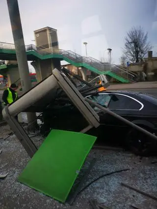 Kierowca wjechał w przystanek tramwajowy