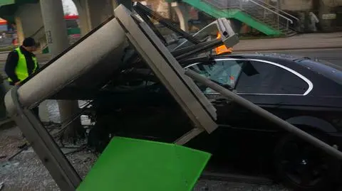 Kierowca wjechał w przystanek tramwajowy