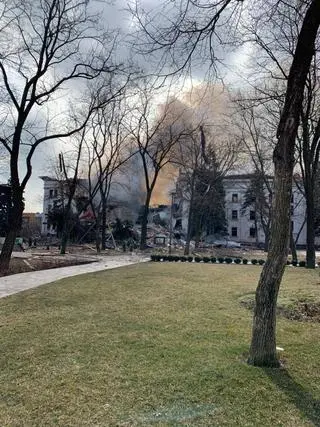 Zbombardowany budynek teatru dramatycznego w Mariupolu