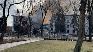 Zbombardowany budynek teatru dramatycznego w Mariupolu