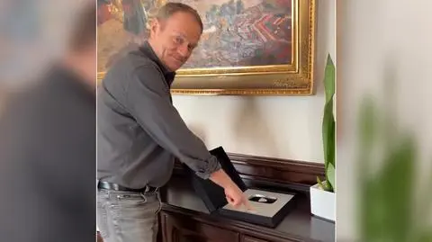 Donald Tusk ze srebrnym przyciskiem od YouTube'a 