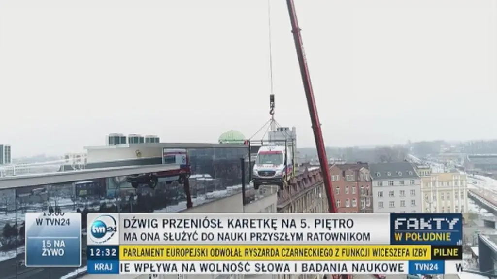 Karetka w budynku z naszą reporterką w środku