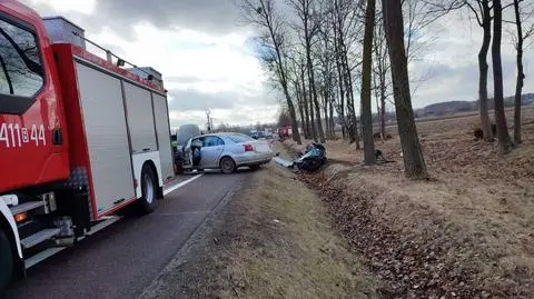 "Zjechał do środka jezdni, uderzył w koło ciężarówki i zderzył się z kolejnym autem". Jedna osoba nie żyje
