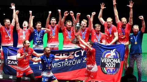 38 razy mniej od piłkarzy. Tu trzeba dopłacać, żeby grać