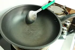 Teflon może odpadać