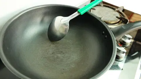 Naukowcy zbadali, ile mikroplastiku odpada z teflonowych naczyń podczas gotowania