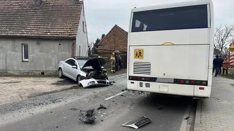 Autobus zderzył się z samochodem. Ranne dziecko