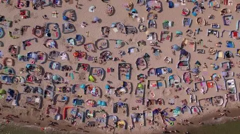 "Parawan, tak jak disco polo i schabowy, to są w Polsce symbole". Polacy mówią, dlaczego grodzą się na plaży