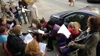 Wspólne śpiewanie przed kamienicą 