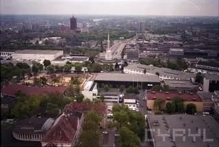 Iglica i tereny Międzynarodowych Targów Poznańskich z lotu ptaka, w tle wieżowiec Uniwersytetu Ekonomicznego (1995 r.)