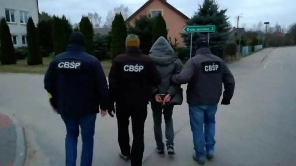 Akcja policji przeciwko porywaczom Amelki i jej mamy. Nagranie