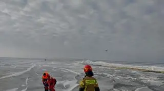 Grupa czterech rybaków utknęła na krze lodowej