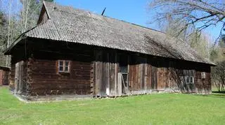 Stodoła ze spichlerzem nawiązuje swoim wyrazem do architektury leśniczówki