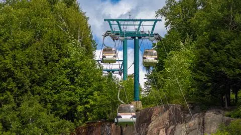 Mont-Tremblant kolejka AdobeStock_371588200_1