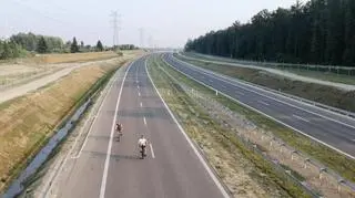 Droga jest jeszcze zamknięta, ale jeżdżą po niej samochody, tiry i rowerzyści